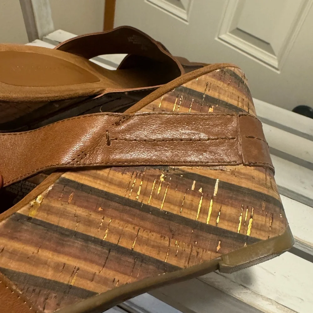 Nine West EUC Leather wedges with gold - Picture 6 of 7